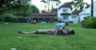 Baba ve oğul bebek birbirlerine bağlanıyorlar.