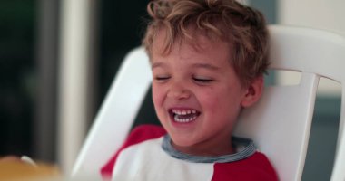 Mutlu yakışıklı çocuk gülümseyen ve gülen çocuk, gerçek hayatta gül ve gülümse.