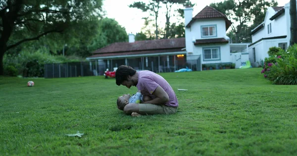 Baba Evde Bahçede Bebekle Oynuyor — Stok fotoğraf