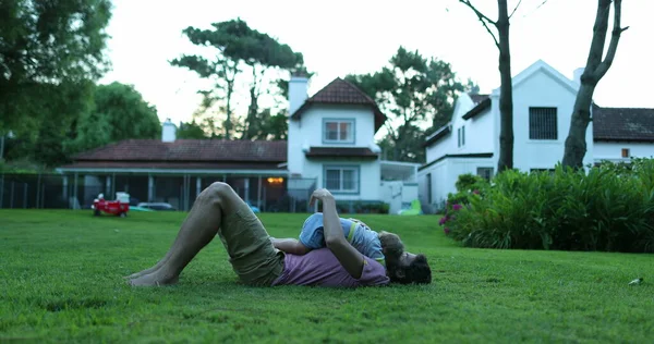 Vater Spielt Und Klebt Mit Baby Kleinkind Junge Auf Gras — Stockfoto