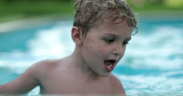 Yüzme Havuzunda Oynayan Tatlı Çocuk Çocuk Eğlenirken Kameraya Doğru Geliyor — Stok fotoğraf