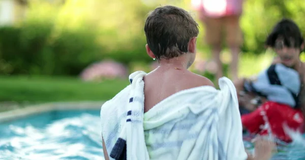炎炎夏日 一家人在游泳池里 带毛巾的幼儿在水里 — 图库照片