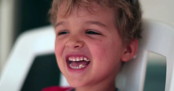 Šťastný Pohledný Batole Chlapec Tvář Usmívá Směje Pocit Radosti — Stock fotografie