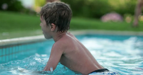 Glückliches Kind Kleinkind Junge Schwimmbadwasser Hat Spaß — Stockfoto