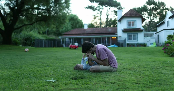 Padre Legame Con Bambino Neonato Figlio Giardino Esterno Casa — Foto Stock