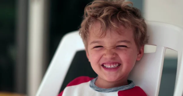 Glücklich Hübsches Kind Kleinkind Lächelnd Und Lachend Authentisch Echtes Leben — Stockfoto