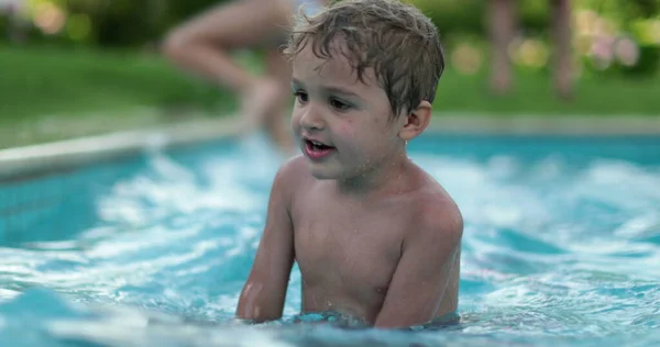快乐的幼儿小男孩在游泳池里玩得开心 — 图库照片