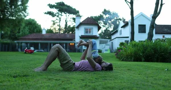 Vader Spelen Bonding Met Baby Peuter Jongen Gras Achtertuin — Stockfoto