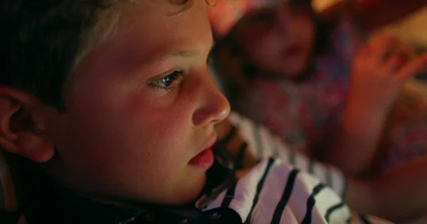 Ребенок Смотрит Экран Темноте Ребенок Помощью Планшетного Устройства Ночью — стоковое фото