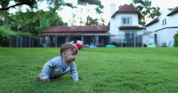 Söt Baby Krypa Utomhus Trädgården Hem Gräs — Stockfoto