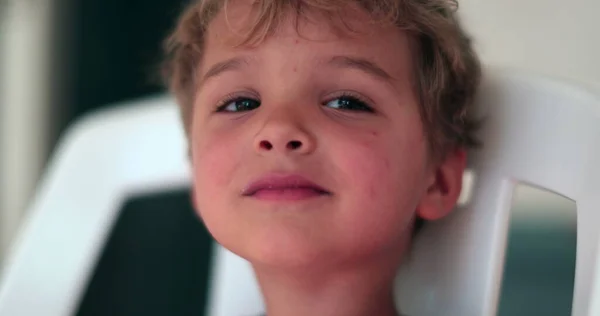 Malý Blonďatý Chlapec Mává Hlavou Říká Dítě Potřásá Hlavou Nesouhlasu — Stock fotografie