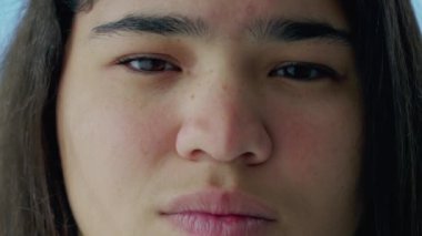 Ciddi bir Asyalı Kadın 'ın Aşırı Yakın Çekim Portresi. Makro Yakın Çekim Surat, kameraya bakıyor. 20 'li yaşlarda yetişkin bir kadın.