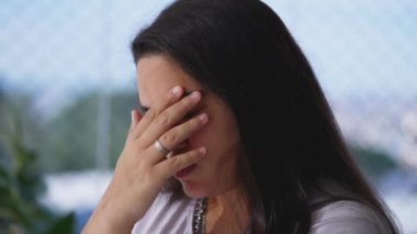 Çeşitli Asyalı Genç Bir Kadının Yüzünü Elle Örten Pişmanlık İfadesi, Utanç ve Pişmanlık Taşıyor. Vicdan azabına Yansıyan Yetişkin Kadın