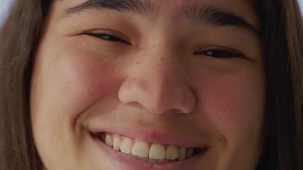 Μια Ευτυχισμένη Εθνικά Ποικιλόμορφη Νεαρή Ασιάτισσα Μακρόστενο Πρόσωπο Κοιτάζοντας Την — Αρχείο Βίντεο