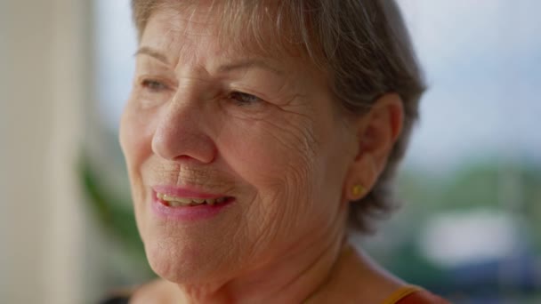 Χαμογελώντας Χαρούμενη Ηλικιωμένη Γυναίκα Κοντά Στο Πρόσωπο Νιώθοντας Ελεύθερη Μια — Αρχείο Βίντεο