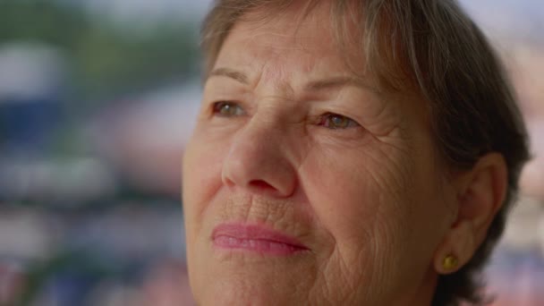 Tankeväckande Senior Woman Deep Contemplation Närbild Porträtt Blickar Horizon Reflekterande — Stockvideo