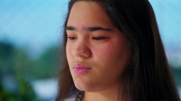 Pewna Zamyślona Młoda Azjatka Głęboko Myśląca Decyzji Przemyślana Zróżnicowana Kobieta — Wideo stockowe