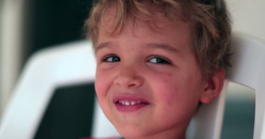 Sarışın çocuk başını sallayıp hayır diyor. Anlaşmazlık içinde başını sallayan çocuk teklifi reddediyor