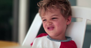 Mutlu yakışıklı çocuk gülümseyen ve gülen çocuk, gerçek hayatta gül ve gülümse.