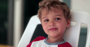 Mutlu yakışıklı çocuk gülümseyen ve gülen çocuk, gerçek hayatta gül ve gülümse.