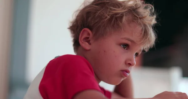 Kontemplativ Småbarn Ansikte Tänkande Uttråkad Pojke Förlorade Tanken — Stockfoto