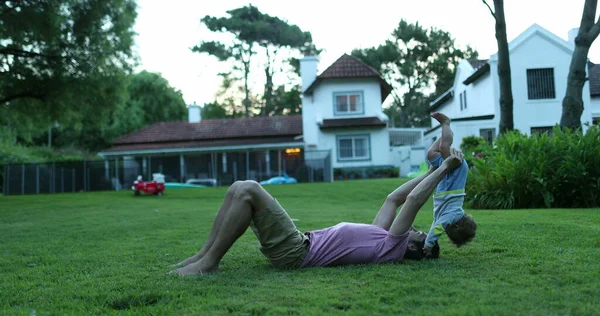 Vater Spielt Mit Säugling Kleinkind Sohn Auf Gras Hinterhof Wohnhaus — Stockfoto