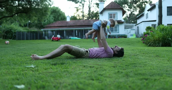 屋外の家庭菜園での赤ちゃんの幼児との父親の結合 — ストック写真