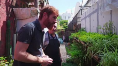 Bahçıvan Bahçe Merkezi 'nde Çiçek Dükkanı' nda Genç Müşteriye Rehber, Arka Bahçe Bitki Seçimi