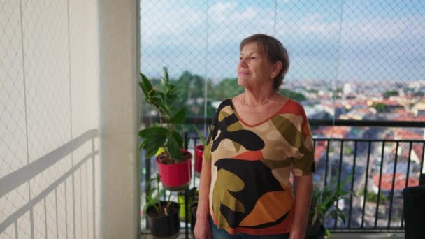 Старшая Женщина Глубоком Размышлении Видом Городской Пейзаж Балкона Пенсионерка Задумалась — стоковое видео