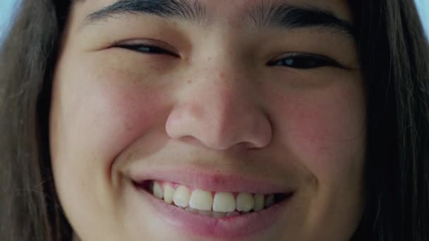カメラで微笑む幸せなアジア系の若い女性のマクロなクローズアップ 異種の光合成女性 — ストック動画