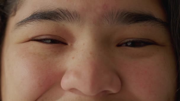 Radosne Oczy Młodej Azjatki Makro Zbliżenie Ujawnienie Szczegóły Zróżnicowanym Uśmiechu — Wideo stockowe