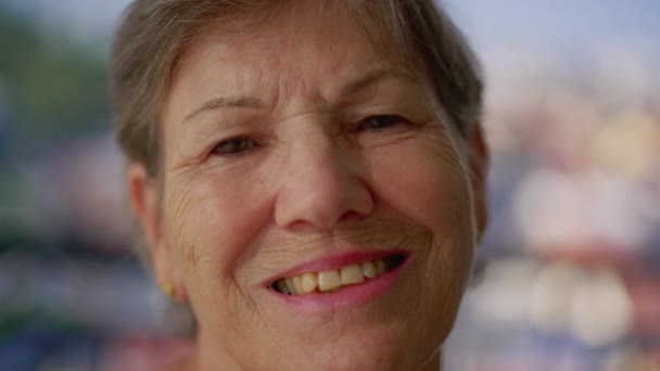 Retrato Una Jubilosa Mujer Mayor Años Sonriendo Cámara Primer Plano — Vídeos de Stock