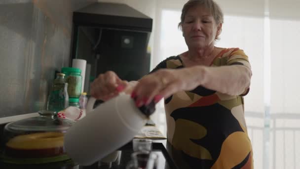 Mujer Mayor Sirviendo Café Con Termo Que Mantiene Caliente Momento — Vídeos de Stock