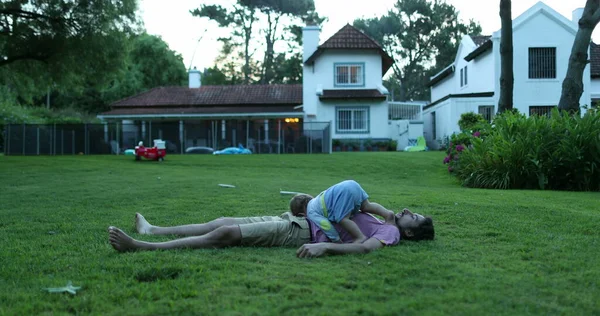 Eltern Und Baby Liegen Draußen Auf Gras — Stockfoto