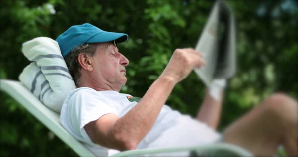 Older Man Reading Newspaper Relaxing Outdoors Laid Backyard — Stockfoto