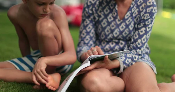 Küçük Çocuk Dışarıda Okumayı Öğreniyor Öğretmenlik Çocuklara Ödevlerinde Yardım — Stok fotoğraf