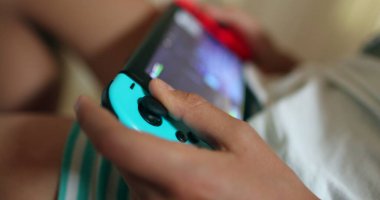 Çocuk aygıtla oyun oynuyor. Küçük çocuk video oyununa bağımlı oldu