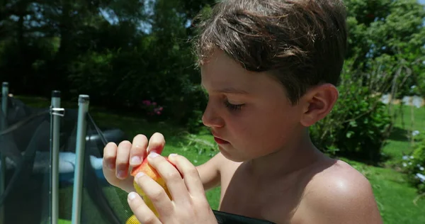 Jonge Jongen Kind Eten Perzik Fruit Buiten — Stockfoto
