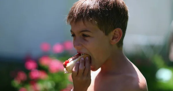 Όμορφο Παιδί Που Τρώει Χοτ Ντογκ Έξω — Φωτογραφία Αρχείου