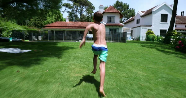 Niño Corriendo Aire Libre Corriendo Sumergiéndose Agua Piscina —  Fotos de Stock