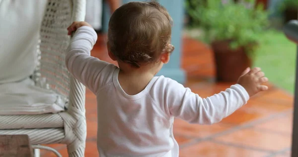 Дитячий Малюк Вчиться Вставати Ходити Немовля Спираючись Стілець — стокове фото