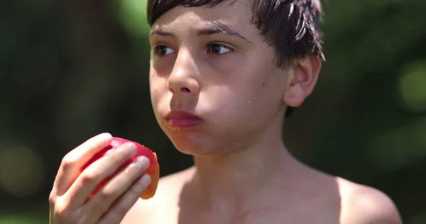 야외에서 복숭아 열매를 먹는아이 밖에서 — 스톡 사진