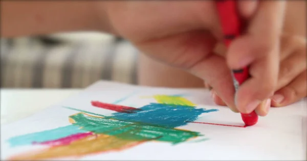 Детский Ручной Рисунок Красным Карандашом Цвета Ручки Бумаге Ребенок Рисует — стоковое фото