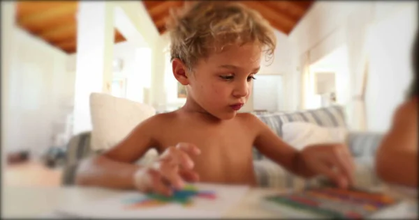 Niño Guardando Lápices Colores Lápices Colores Levanta Con Boceto —  Fotos de Stock