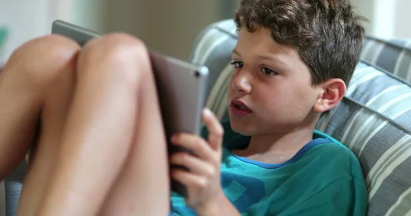 Criança Hipnotizada Por Jogo Criança Brincando Usando Dispositivo Tablet — Fotografia de Stock
