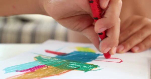 Крупним Планом Руки Дитини Малюють Папері Креоном — стокове фото