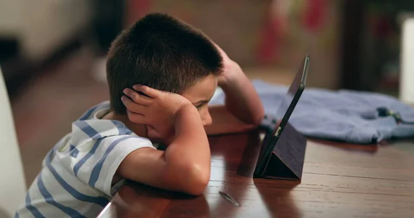 男孩在平板电脑上看电影 技术装置上的儿童在线观看内容 — 图库照片