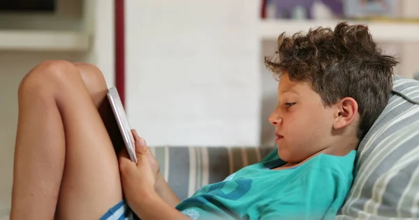 Gyermekek Otthon Tabletta Készülék Otthoni Kanapén — Stock Fotó