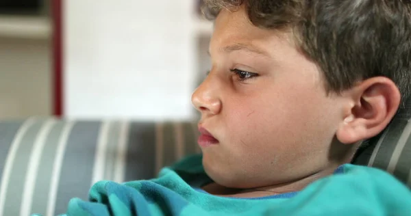 Visage Enfant Jouant Jeu Sur Tablette Enfant Absorbé Par Appareil — Photo