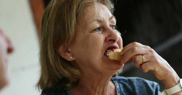 Wanita Senior Makan Roti Panggang Sarapan Dengan Jelly — Stok Foto